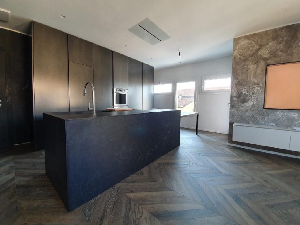 Cucina scura con parquet a spina di pesce